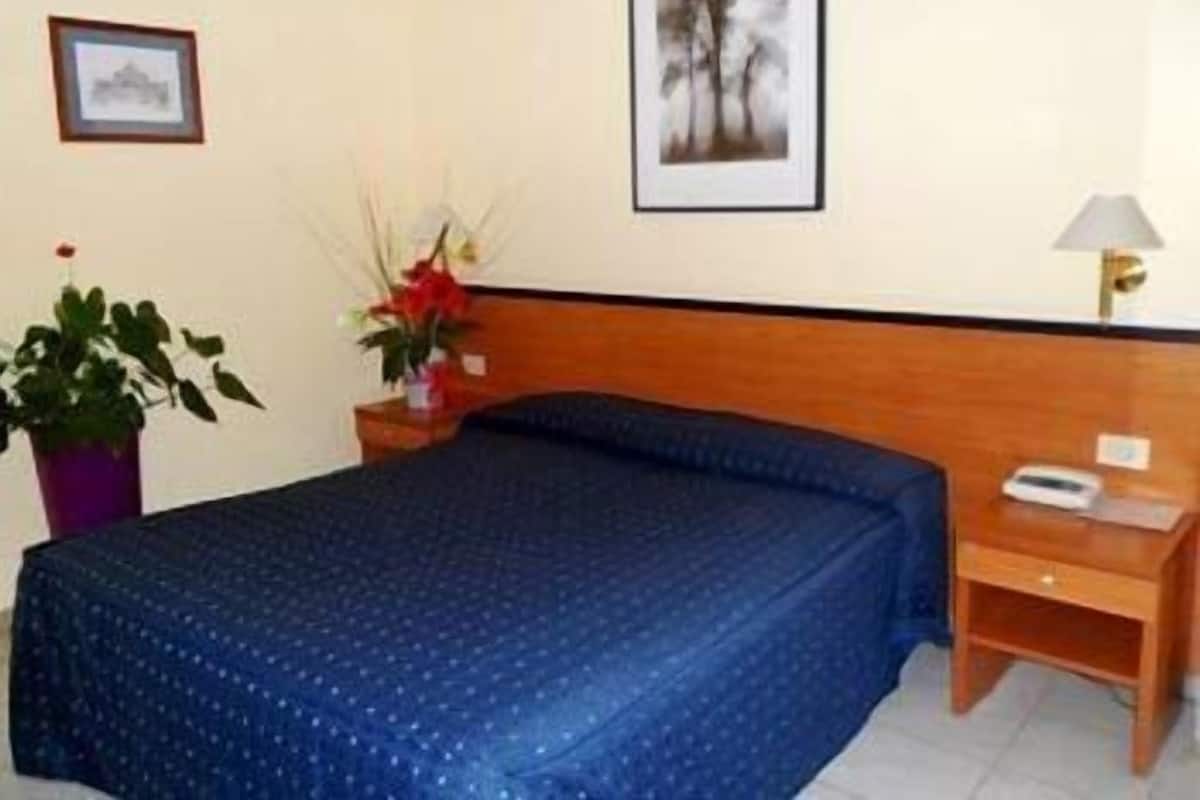 Economy Double Room | Frette Italian sheets, desk, soundproofing, WiFi (free)