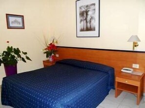 Economy Double Room | Frette Italian sheets, desk, soundproofing, free WiFi - One Park (Marino)