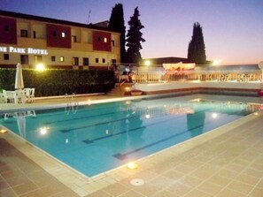 Outdoor pool - One Park (Marino)