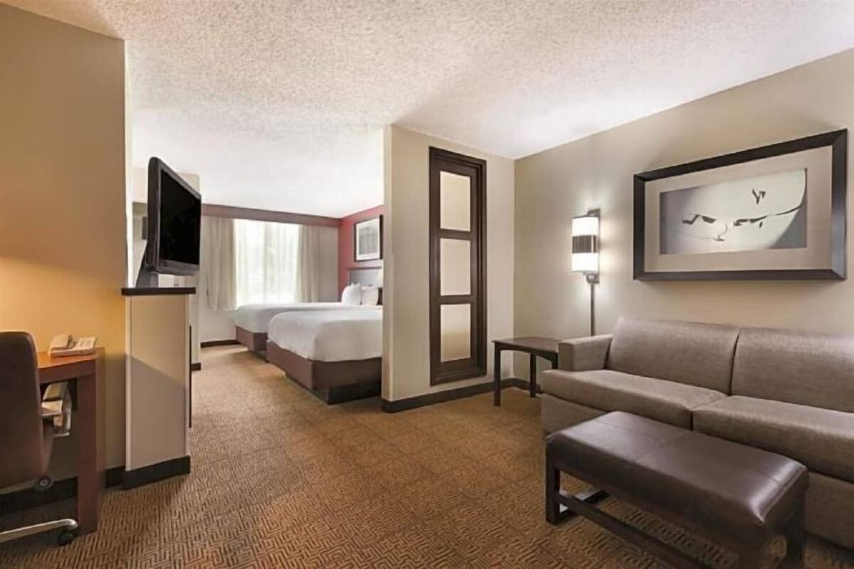 Down comforters, in-room safe, desk, blackout drapes