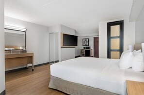 Chambre, 1 très grand lit, accessible aux personnes à mobilité réduite, baignoire | Couette en duvet, coffre-fort, bureau, rideaux d’obscurcissement