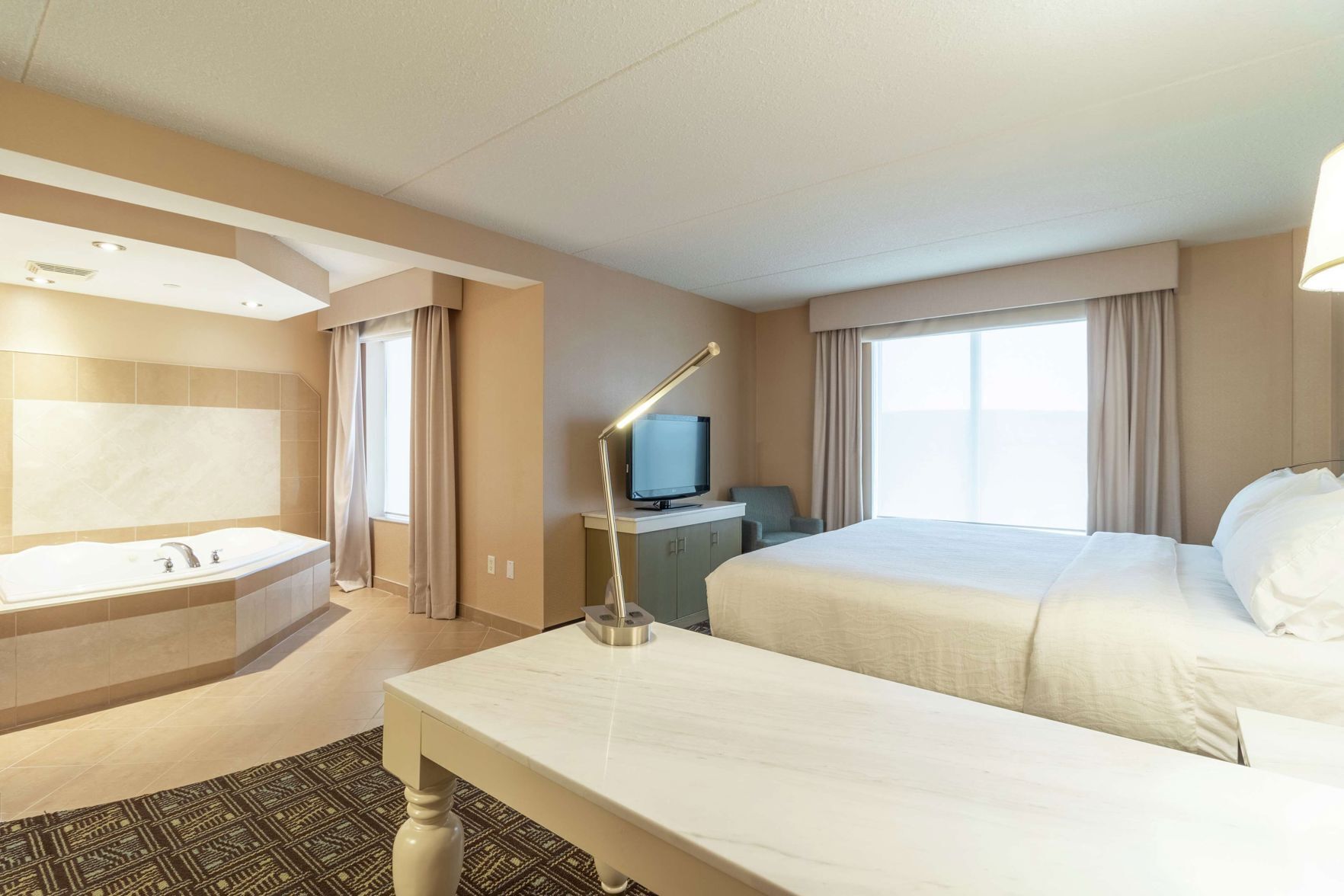 Literie de qualité supérieure, bureau, rideaux occultants