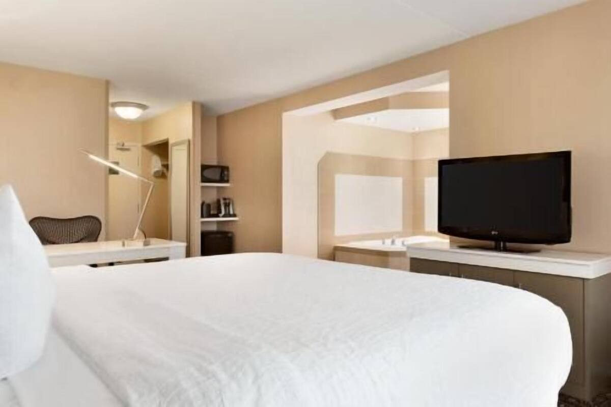 Literie de qualité supérieure, bureau, rideaux occultants