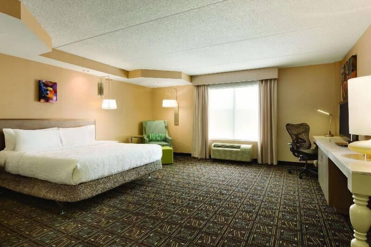 Literie de qualité supérieure, bureau, rideaux occultants