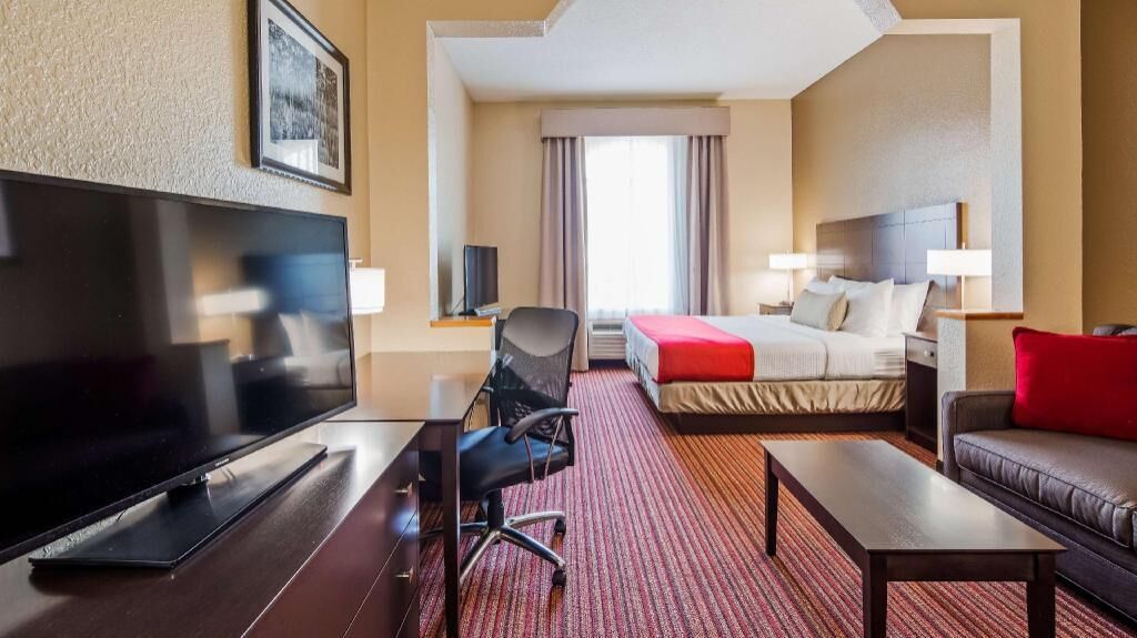 高档床上用品、客房内保险箱、办公桌、笔记本电脑工作区