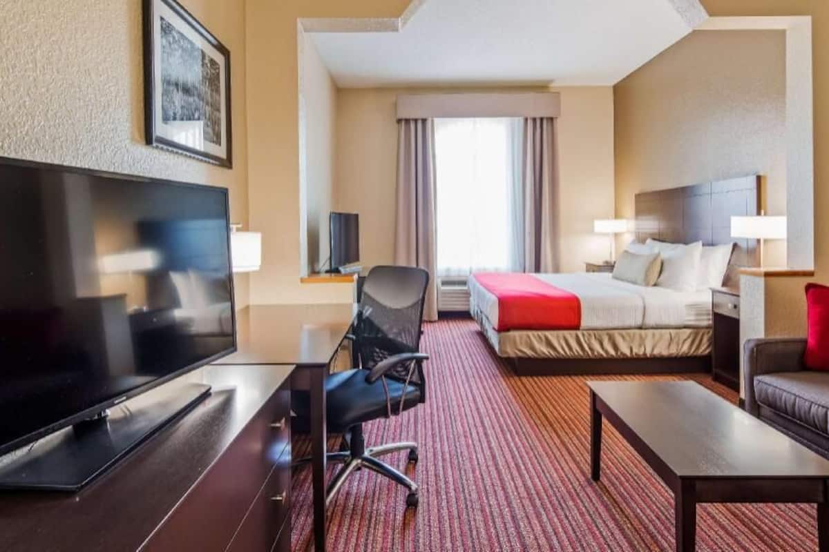 Premium bedding, in-room safe, desk, laptop workspace