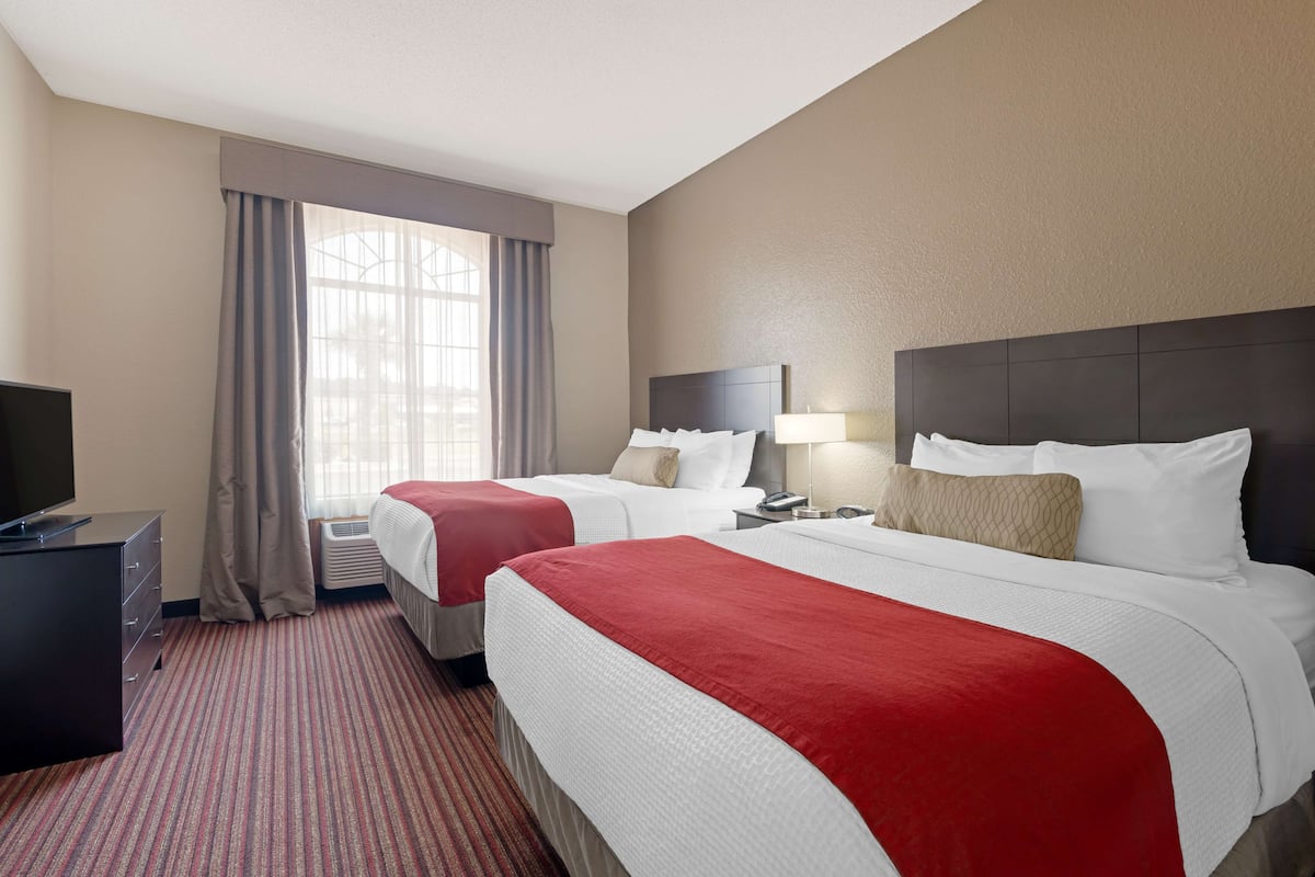 Premium bedding, in-room safe, desk, laptop workspace