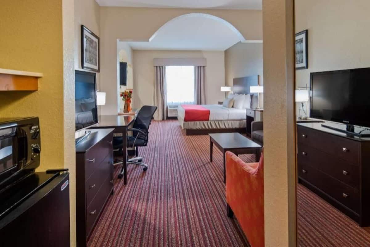 Premium bedding, in-room safe, desk, laptop workspace