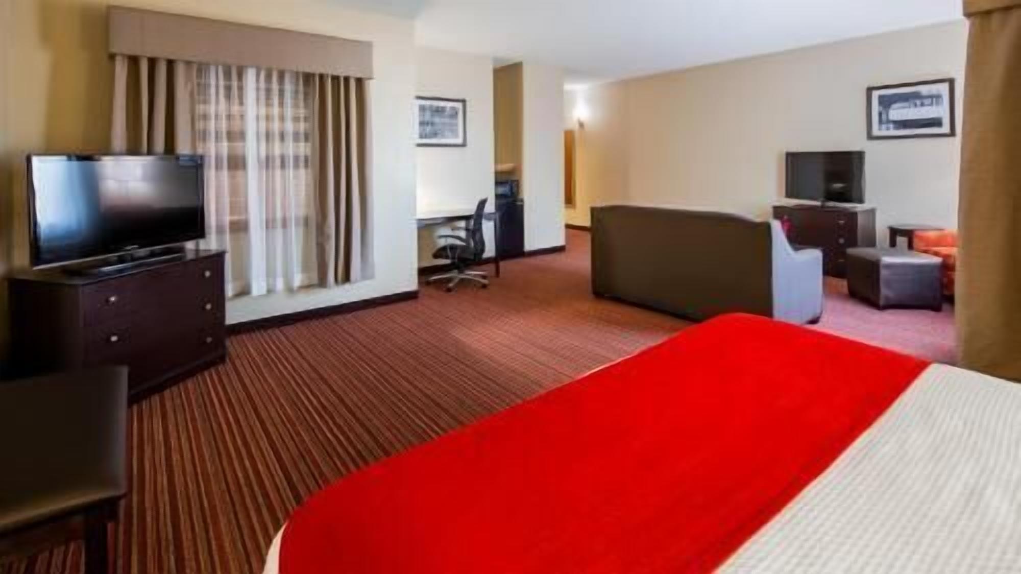Premium bedding, in-room safe, desk, laptop workspace