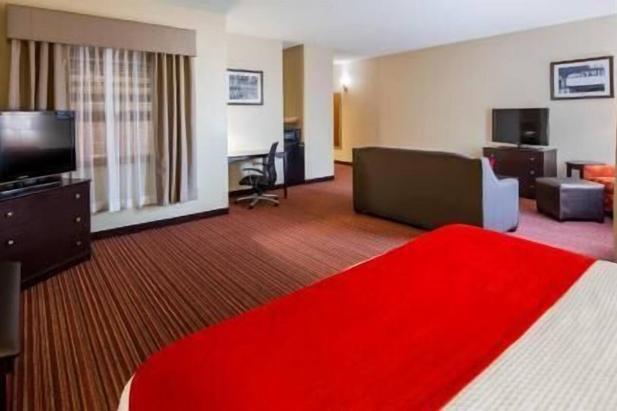 Premium bedding, in-room safe, desk, laptop workspace