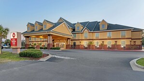 A Best Western Plus hotel with a covered entrance, multiple windows, and a landscaped driveway. - Best Western Plus Bradbury Inn & Suites (Waycross)