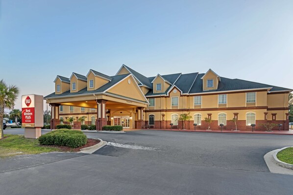 A Best Western Plus hotel with a covered entrance, multiple windows, and a landscaped driveway. - Best Western Plus Bradbury Inn & Suites (Waycross)