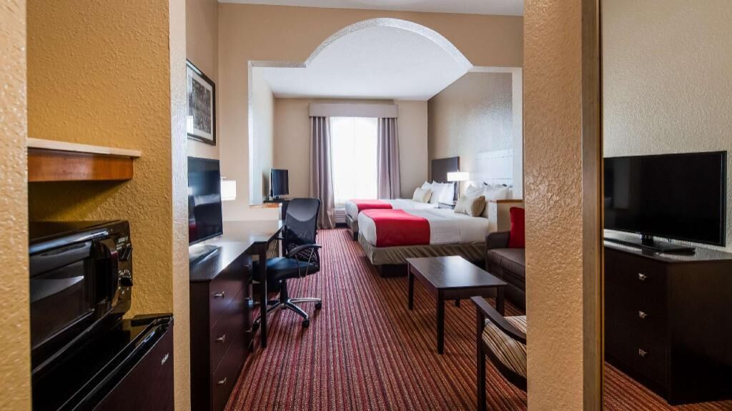 高档床上用品、客房内保险箱、办公桌、笔记本电脑工作区