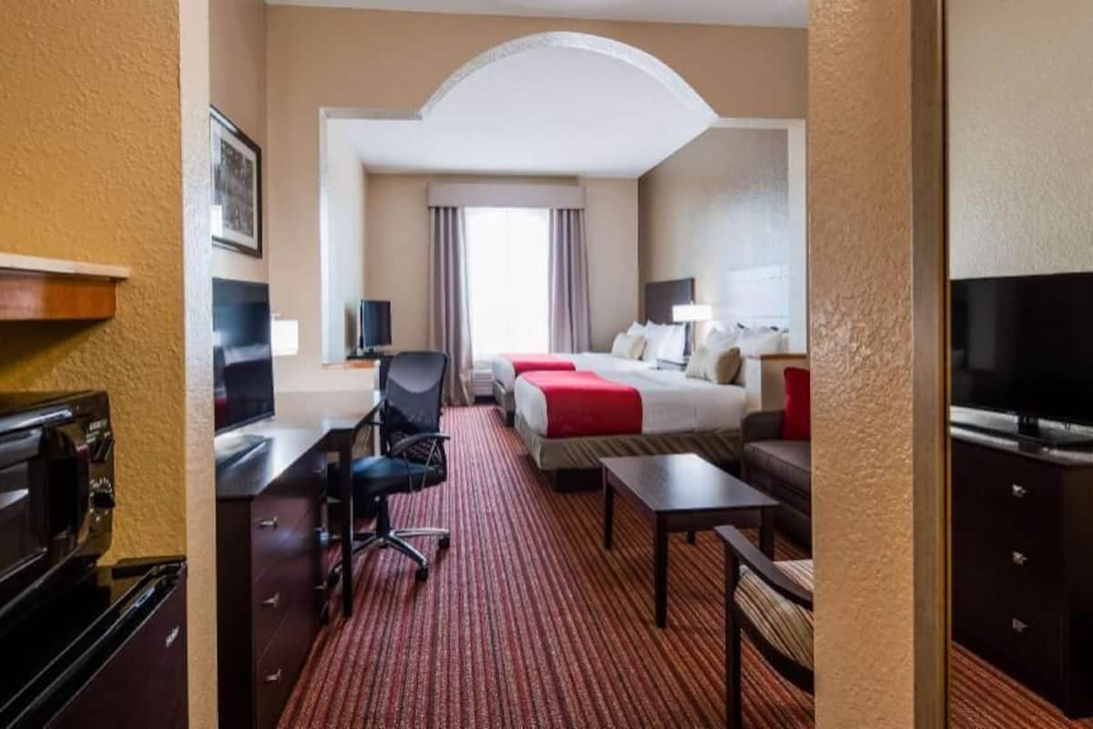 Premium bedding, in-room safe, desk, laptop workspace