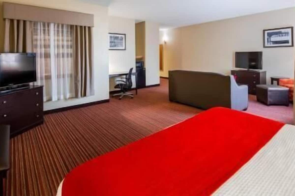 Premium bedding, in-room safe, desk, laptop workspace