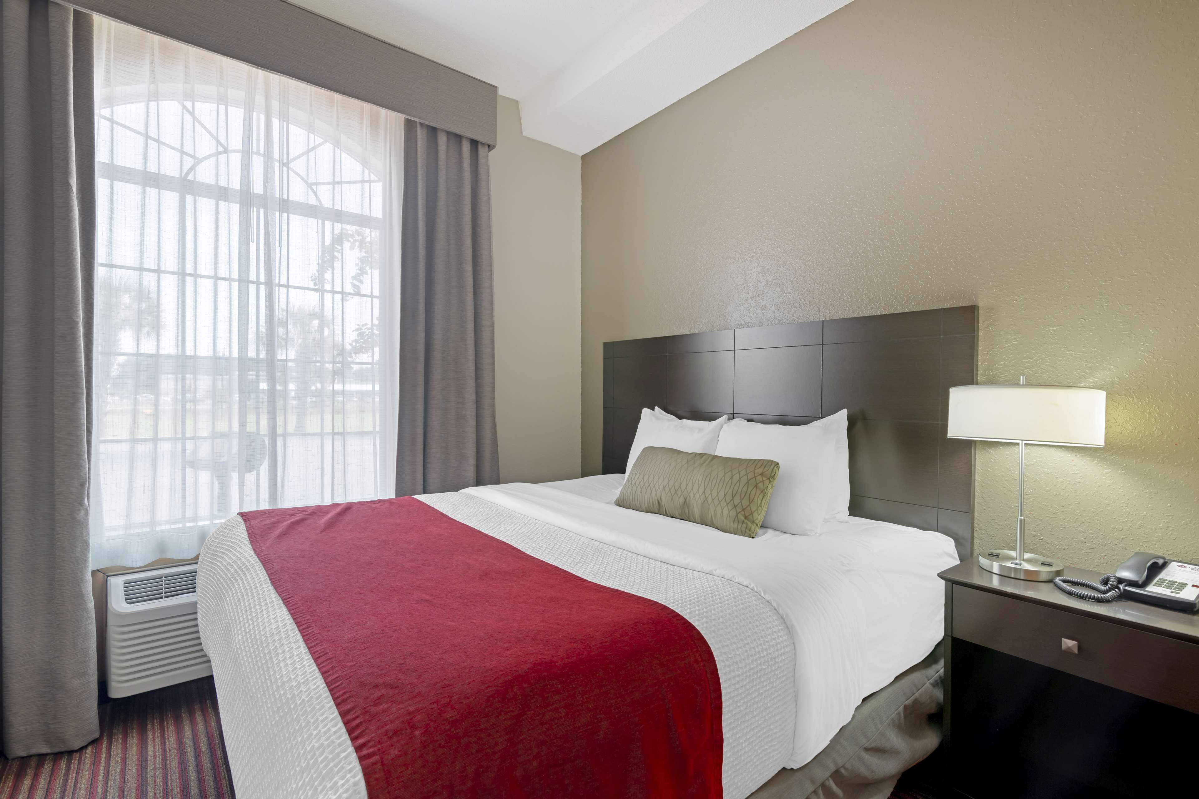 suite, 1 king bed, non smoking, microwave (with sofabed) | premium bedding, in-room safe, desk, laptop workspace