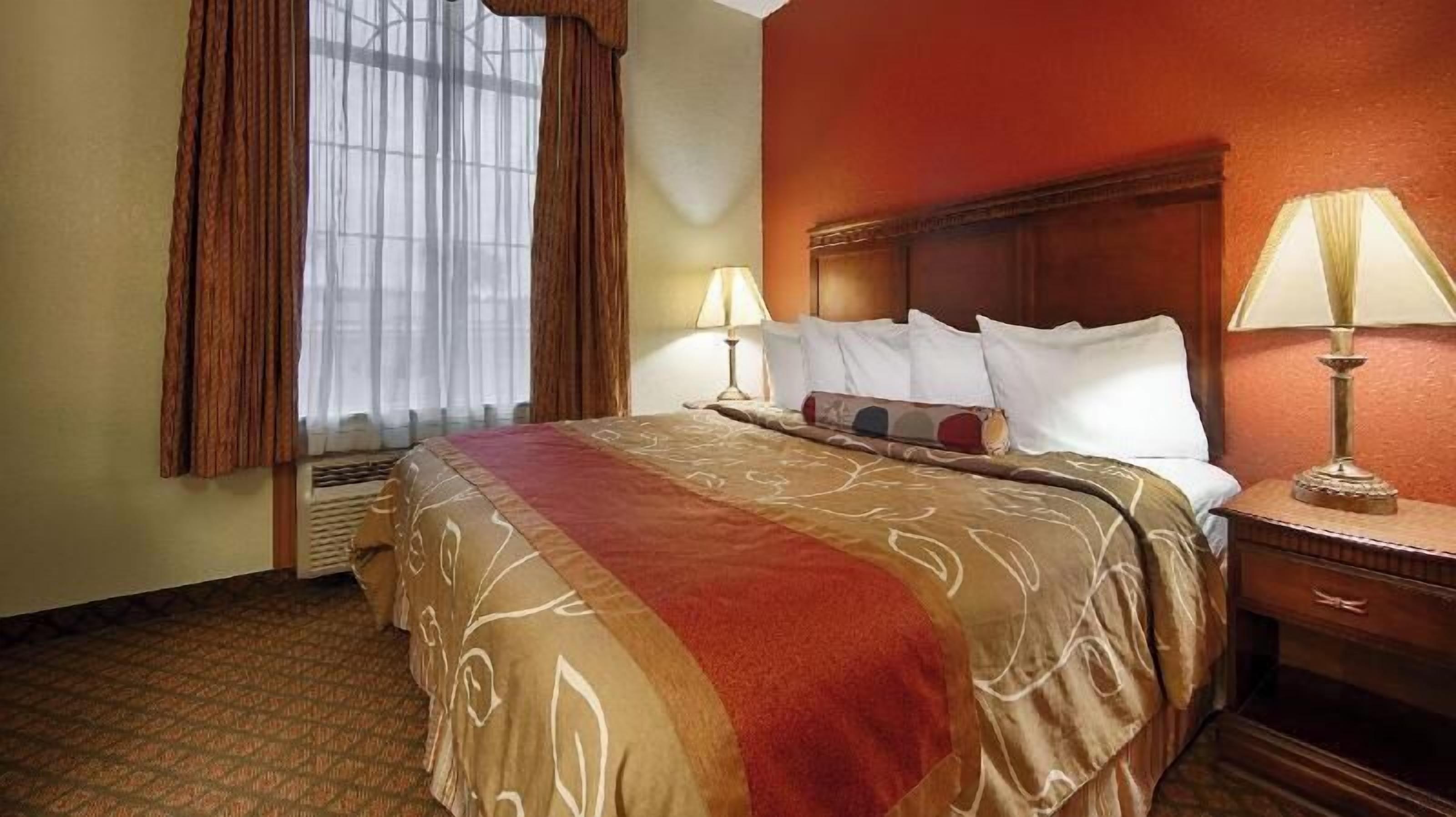 Premium bedding, in-room safe, desk, laptop workspace