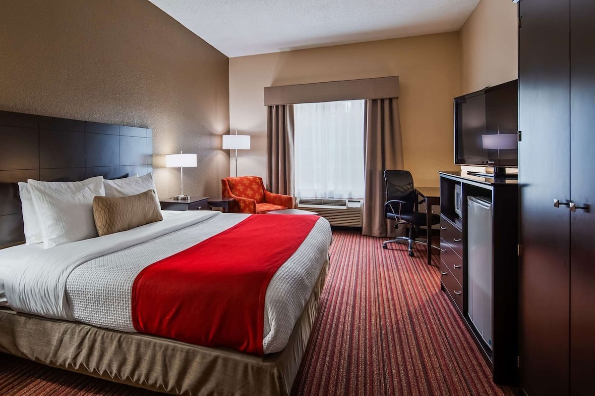 Premium bedding, in-room safe, desk, laptop workspace