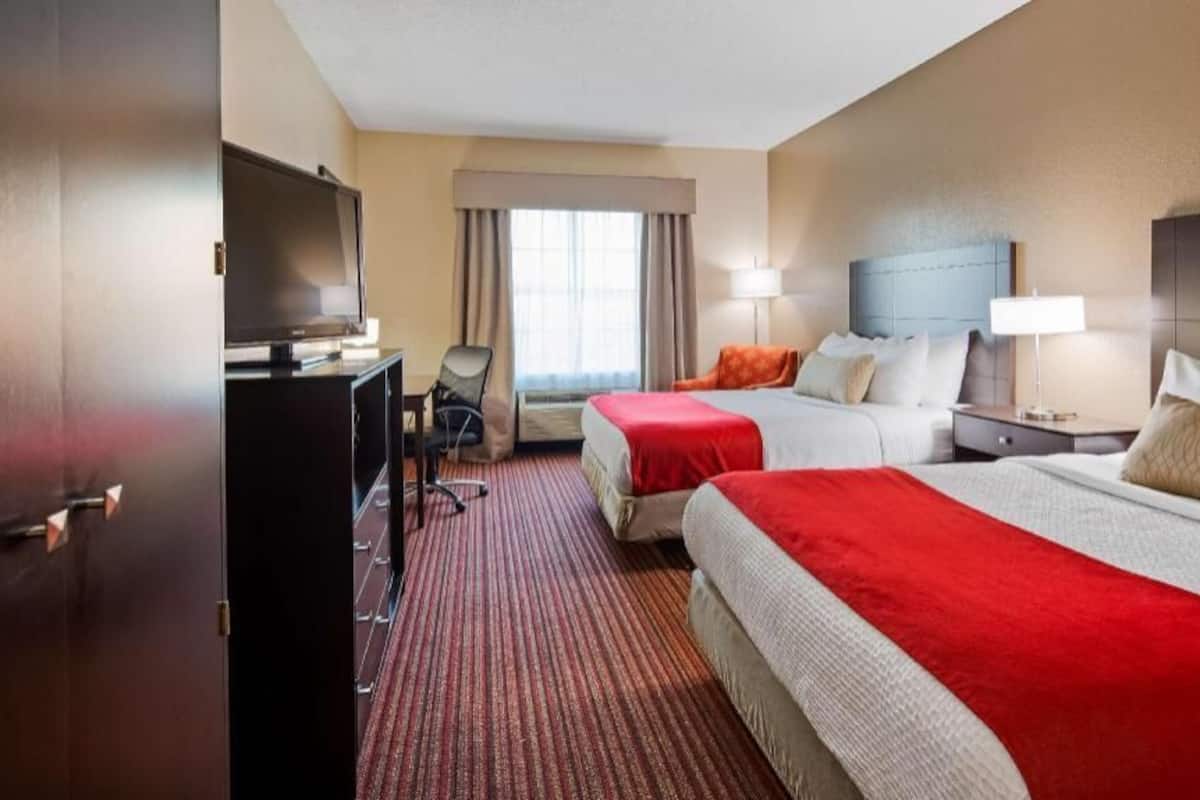 Premium bedding, in-room safe, desk, laptop workspace