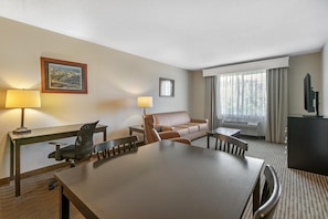 Hypo-allergenic bedding, desk, laptop workspace, blackout drapes - Best Western Lawrenceburg Inn (Lawrenceburg)