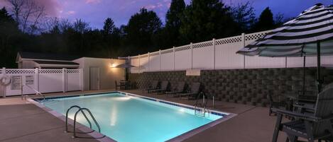 Una piscina al aire libre de temporada
