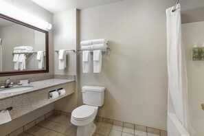 Habitación estándar, 2 camas Queen size, para no fumadores, refrigerador y microondas | Baño | Tina con regadera, amenidades de baño gratuitas, secadora de cabello 