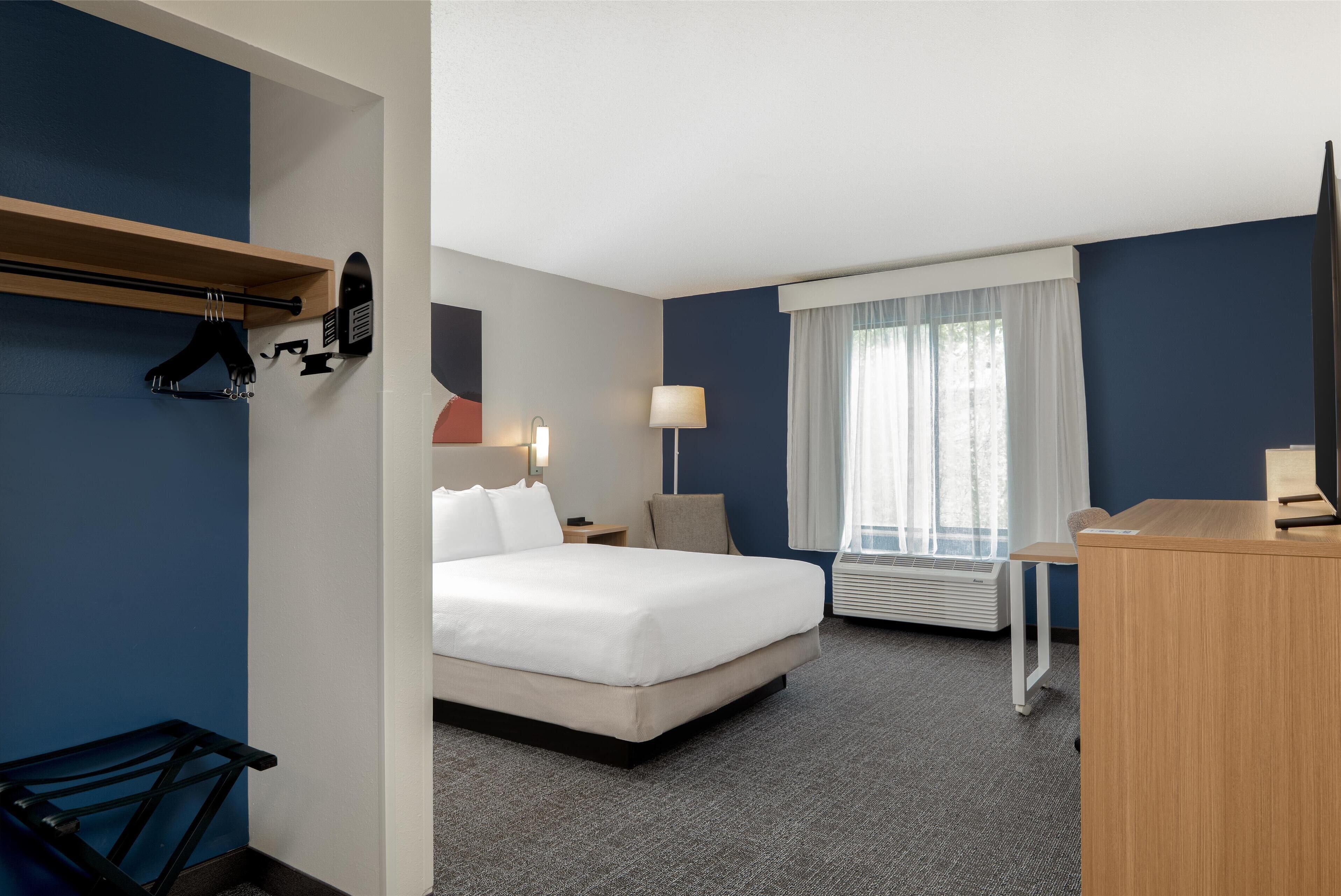 desk, iron/ironing board, internet, bed sheets