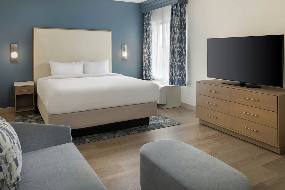 1 bedroom, premium bedding, desk, laptop workspace