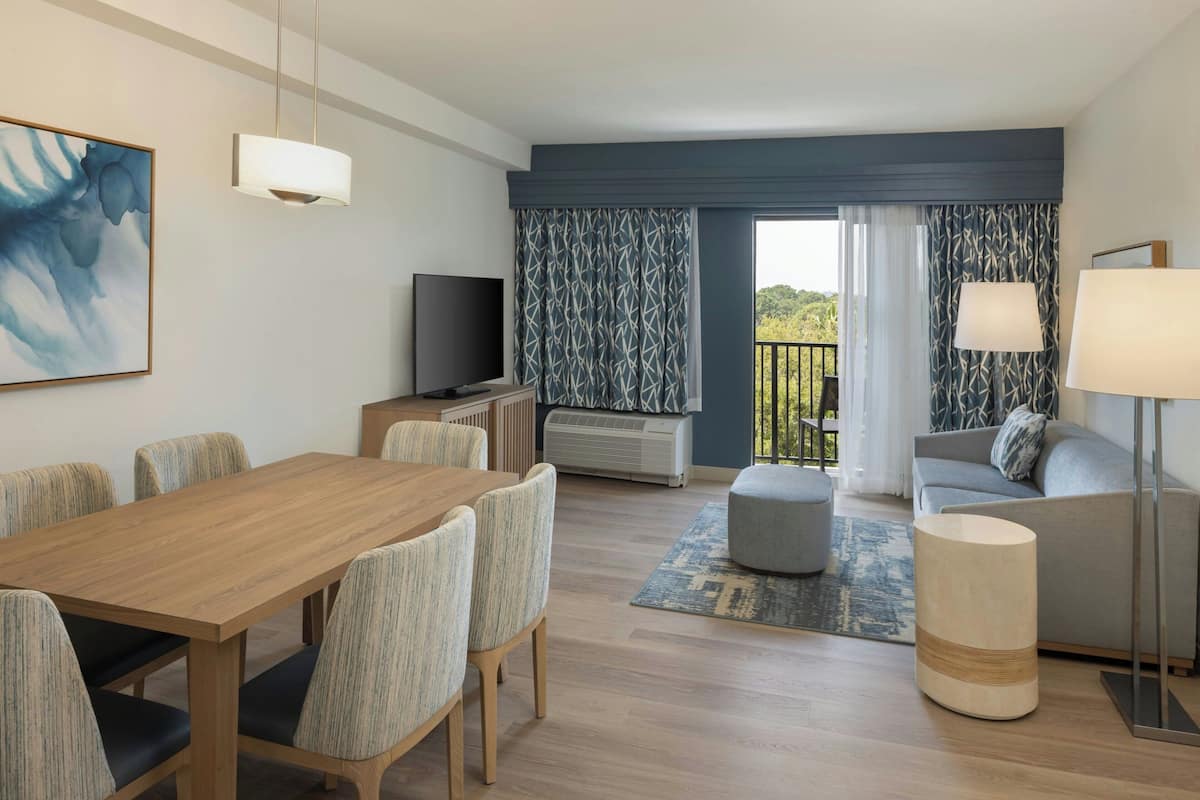 Suite, 1 camera da letto, balcone | Soggiorno | Smart TV 32 pollici con canali satellitari, TV, Netflix