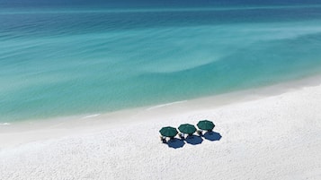 Una playa cerca, arena blanca