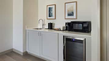 Cafetera y tetera, frigobar y microondas