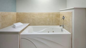 Suite, 1 habitación, balcón | Ropa de cama de alta calidad y escritorio