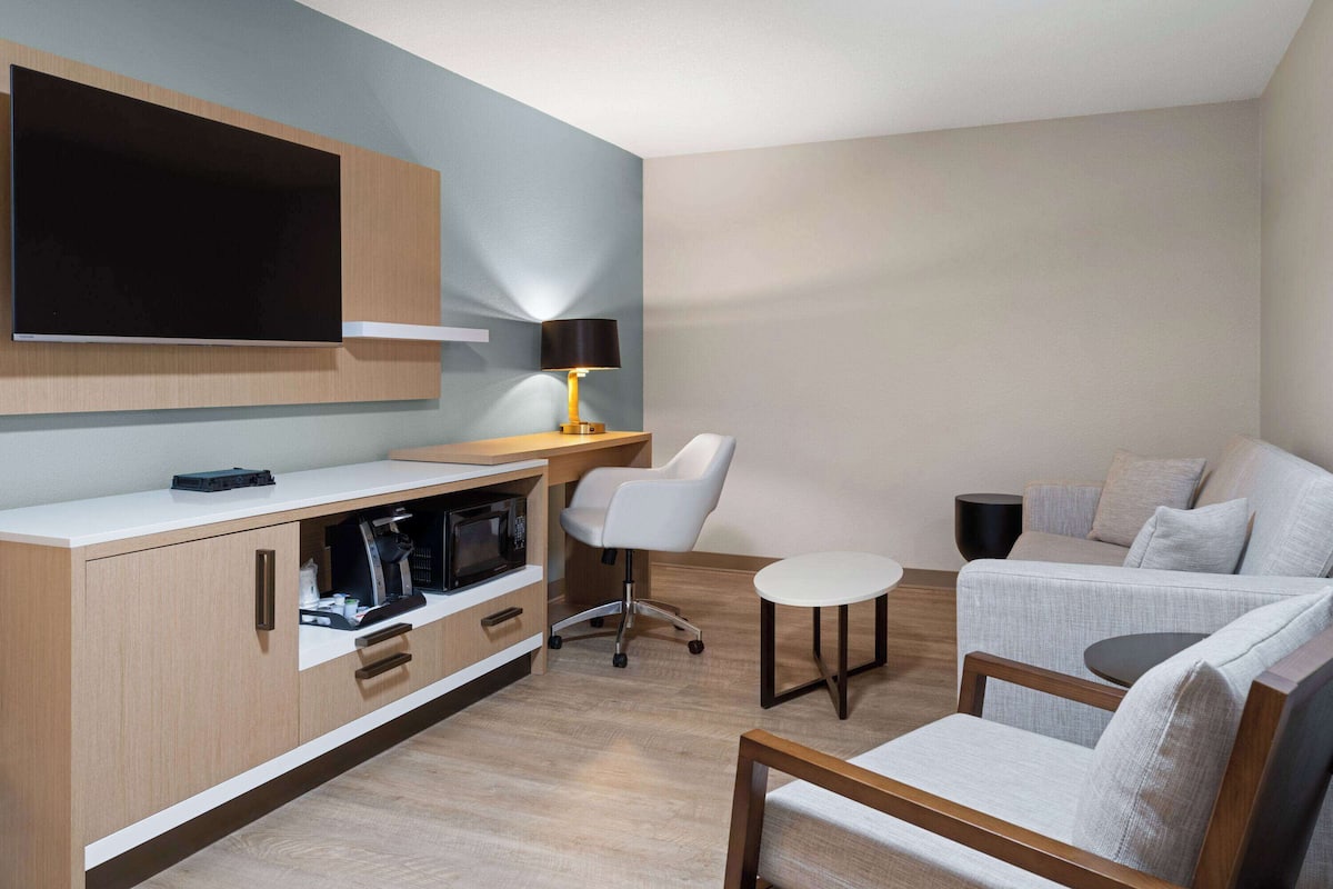 1 habitación y tabla de planchar con plancha