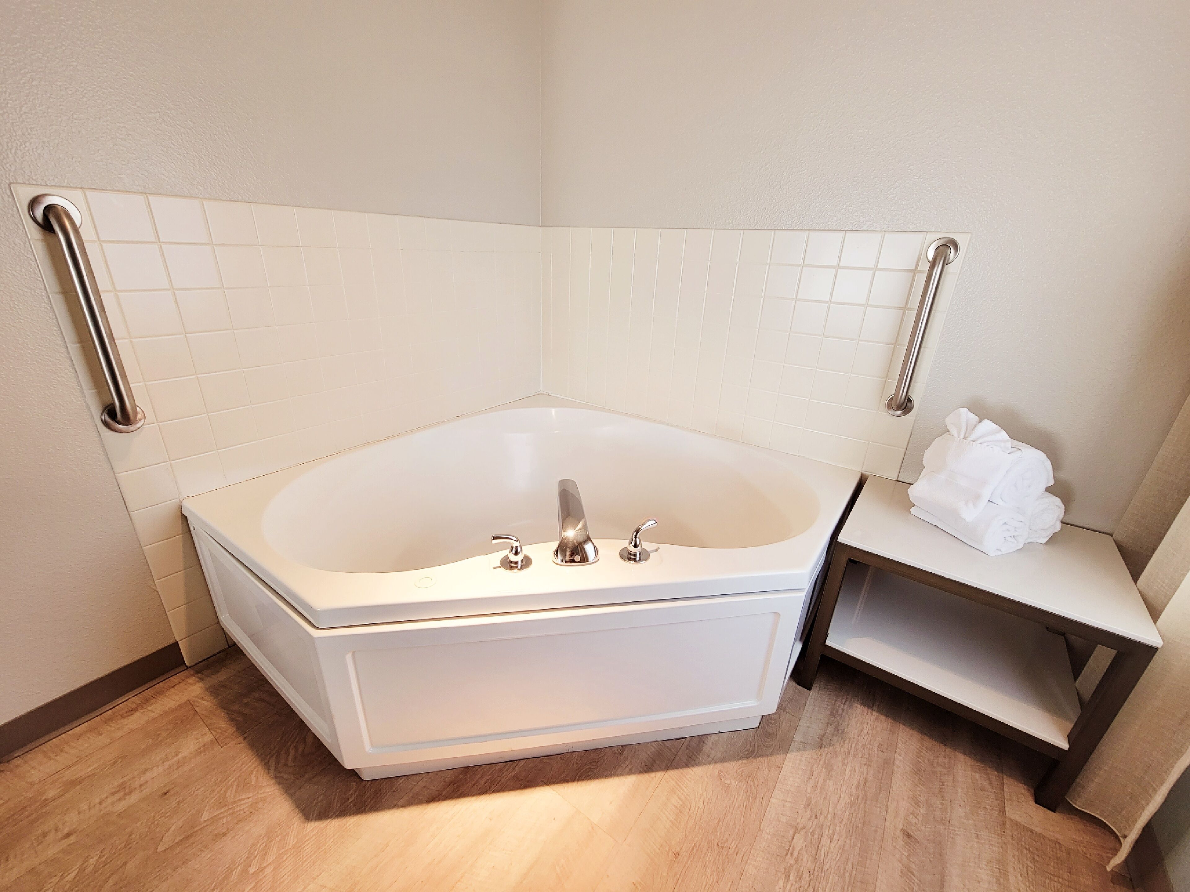 Suite, 1 Tempat Tidur King, Bebas Asap Rokok, hot tub | Kamar mandi | Kombinasi shower/bathtub, pengering rambut, handuk, dan sabun