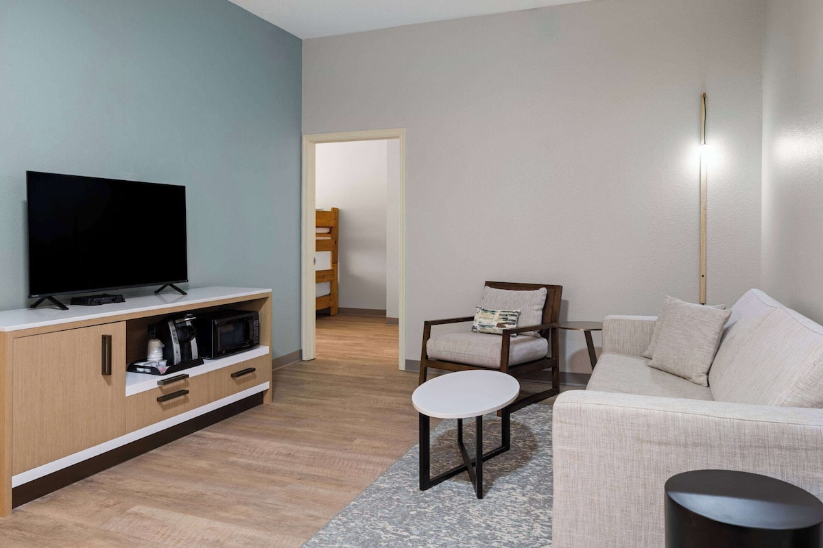 1 habitación y tabla de planchar con plancha