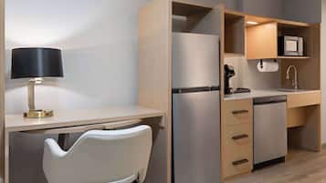 Suite, 2 Tempat Tidur Queen, Bebas Asap Rokok | 1 kamar tidur, setrika/meja setrika, dan tempat tidur lipat/tambahan