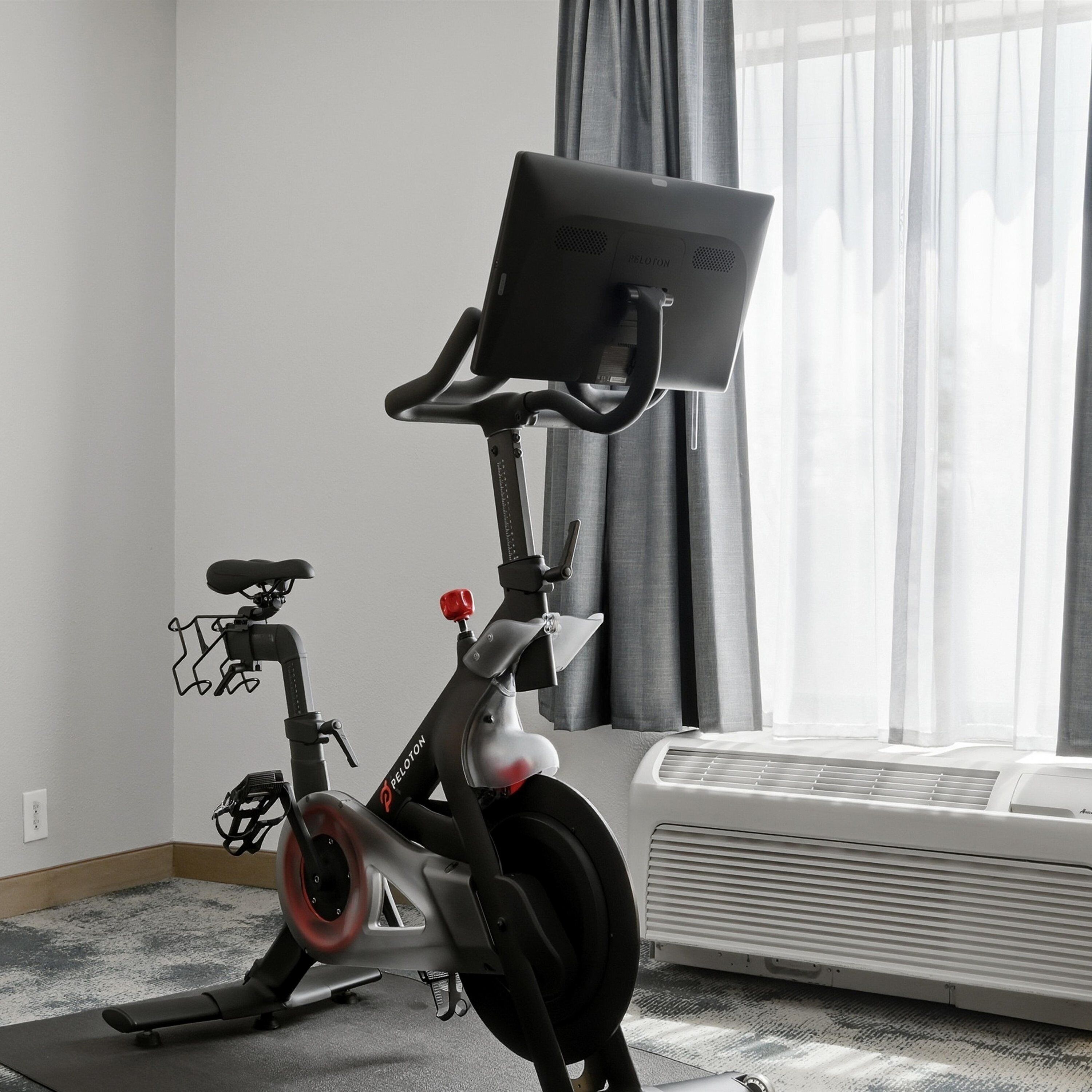 Chambre non-fumeurs, très grand lit | Espace de fitness dans la chambre