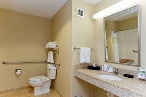 Habitación, 1 cama King size, con acceso para personas discapacitadas, para no fumadores | Baño | Tina, amenidades de baño gratuitas, secadora de cabello, toallas