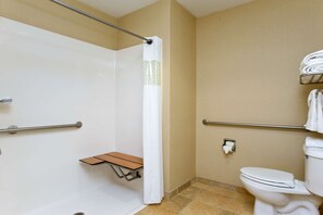 Habitación, 1 cama King size, con acceso para personas discapacitadas, para no fumadores | Baño | Tina, amenidades de baño gratuitas, secadora de cabello, toallas