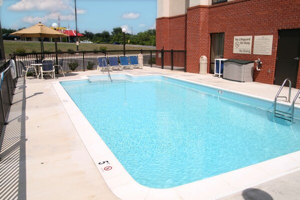 Piscine extérieure, chaises longues