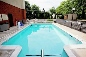 Alberca al aire libre y camastros