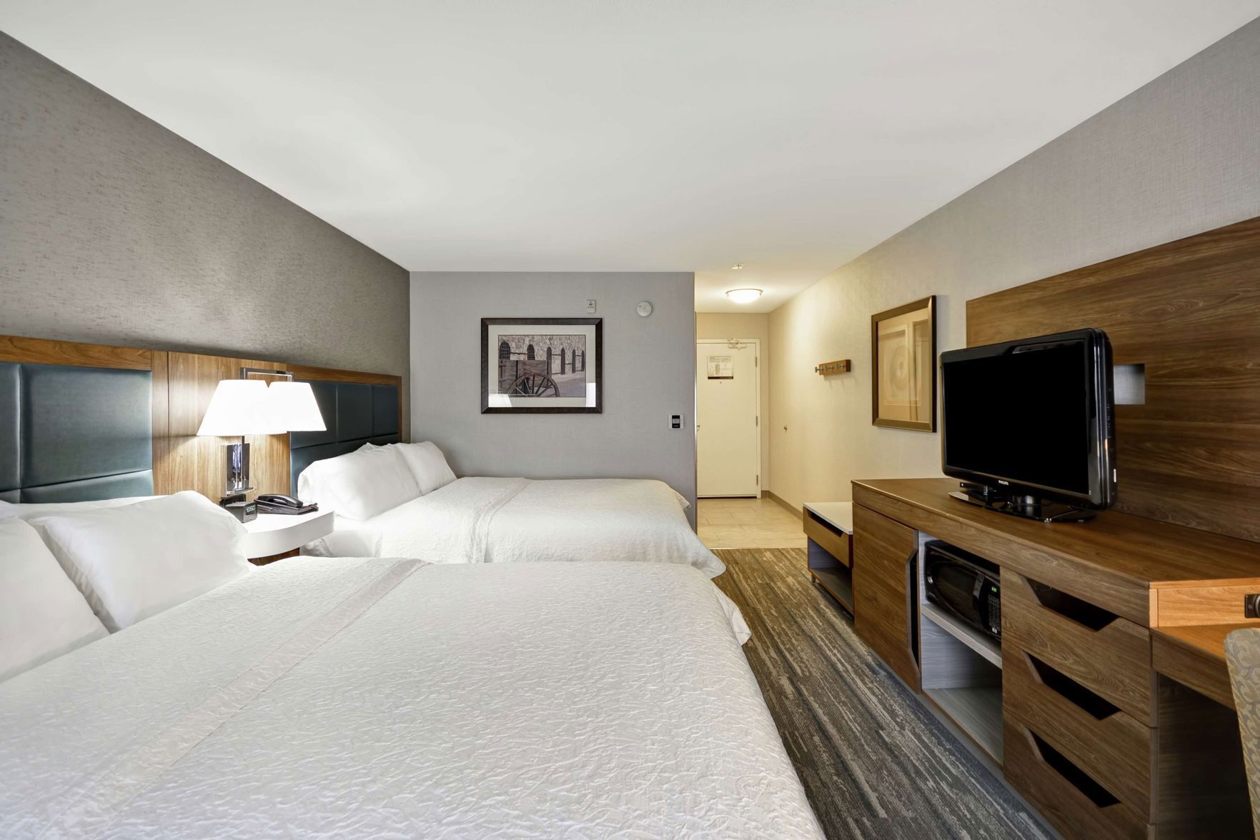 أغطية فراش متميزة ومكتب ومساحة عمل للكمبيوتر المحمول وستائر تعتيم