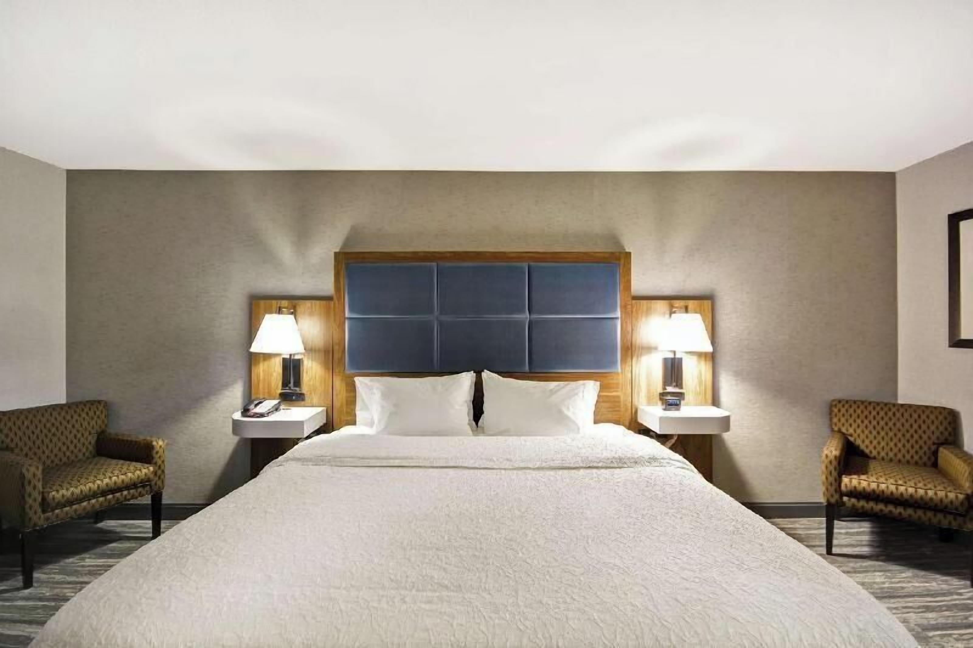 أغطية فراش متميزة ومكتب ومساحة عمل للكمبيوتر المحمول وستائر تعتيم