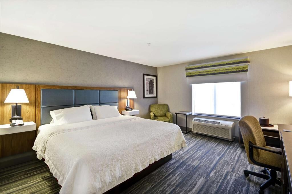 أغطية فراش متميزة ومكتب ومساحة عمل للكمبيوتر المحمول وستائر تعتيم