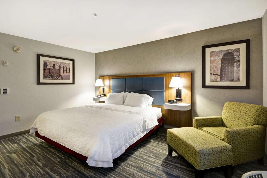 أغطية فراش متميزة ومكتب ومساحة عمل للكمبيوتر المحمول وستائر تعتيم