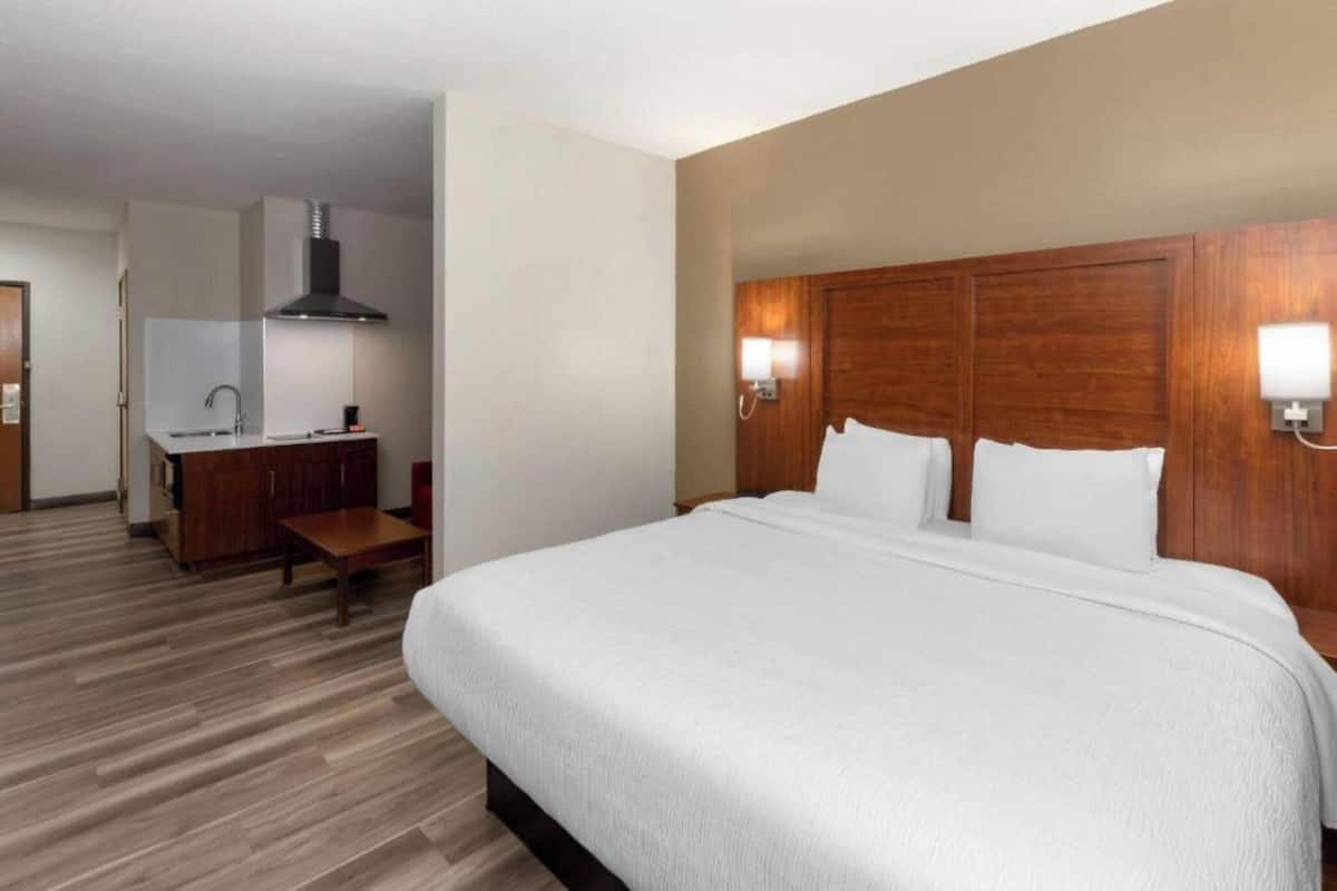 Pillowtop beds, desk, laptop workspace, blackout drapes