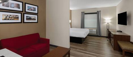 Suite, 1 trÚs grand lit et 1 canapé-lit, non-fumeur (Roll-In Shower, Kitchenette) | Lit avec matelas à plateau-coussin, bureau