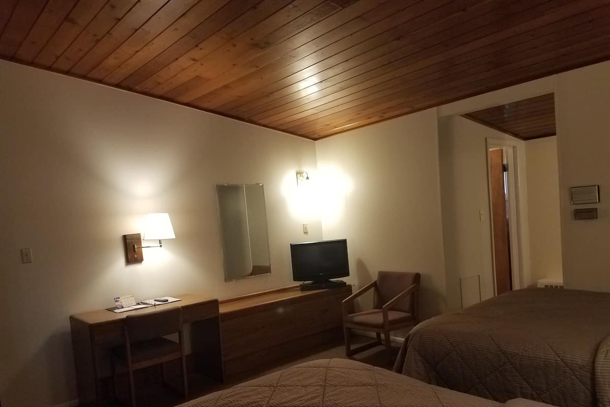 Tweepersoonskamer | Een kluis op de kamer, een bureau, geluiddichte muren