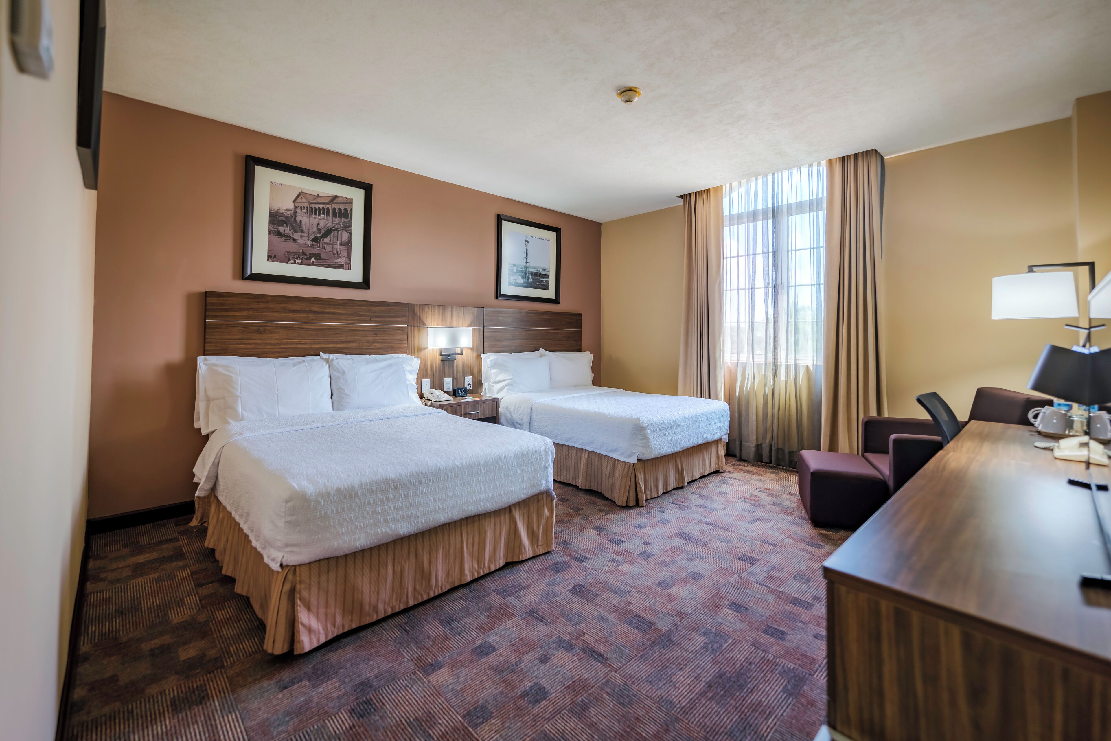 Escritorio, tabla de planchar con plancha, wifi gratis y ropa de cama 