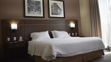 Estudio, 1 cama King size, para no fumadores, refrigerador y microondas | Escritorio, tabla de planchar con plancha, wifi gratis y ropa de cama